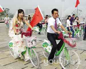 一對新人從南京地鐵站租來公共自行車迎親